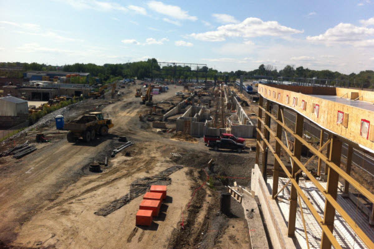 Centre d’entretien des trains de banlieue : le chantier va bon train à Lachine