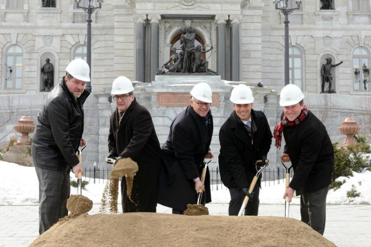 La cérémonie s’est déroulée en présence du maire de Québec, M. Régis Labeaume, a