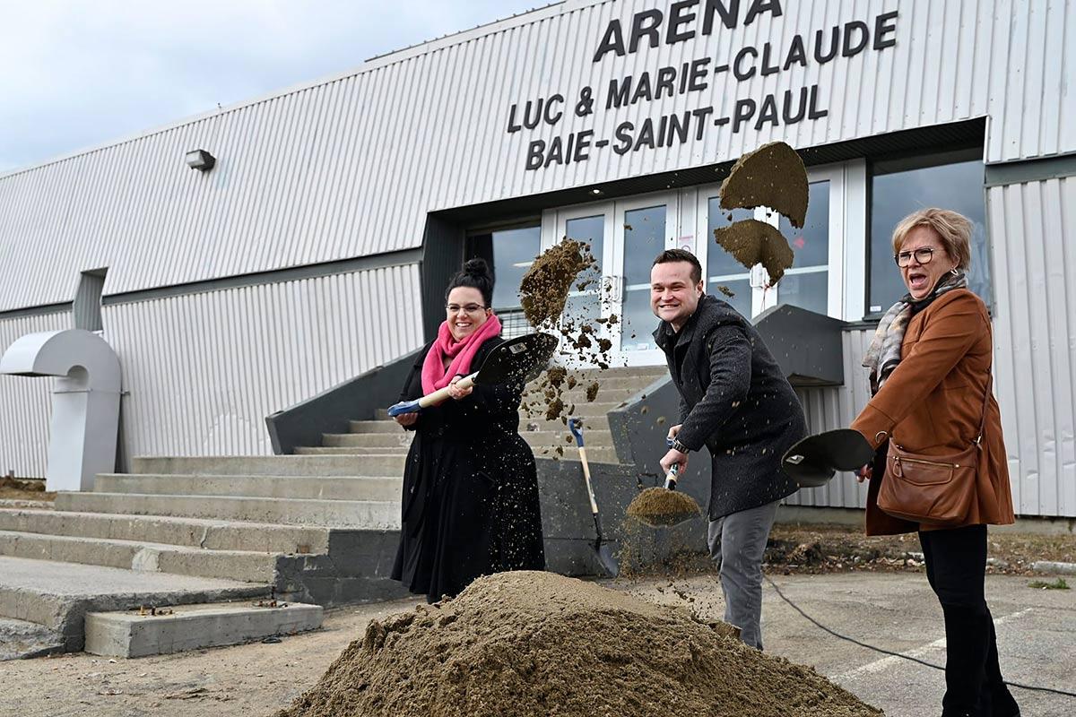 Les travaux de modernisation de l’aréna de Baie-Saint-Paul ont été lancés en présence d’Émilie Foster, députée provinciale de Charlevoix–Côte-de-Beaupré et adjointe parlementaire de la ministre de l’Enseignement supérieur, Michaël Pilote, maire de la Ville de Baie-Saint-Paul, et Claudette Simard, préfète suppléante de la MRC de Charlevoix. Crédit : Ville de Baie-Saint-Paul