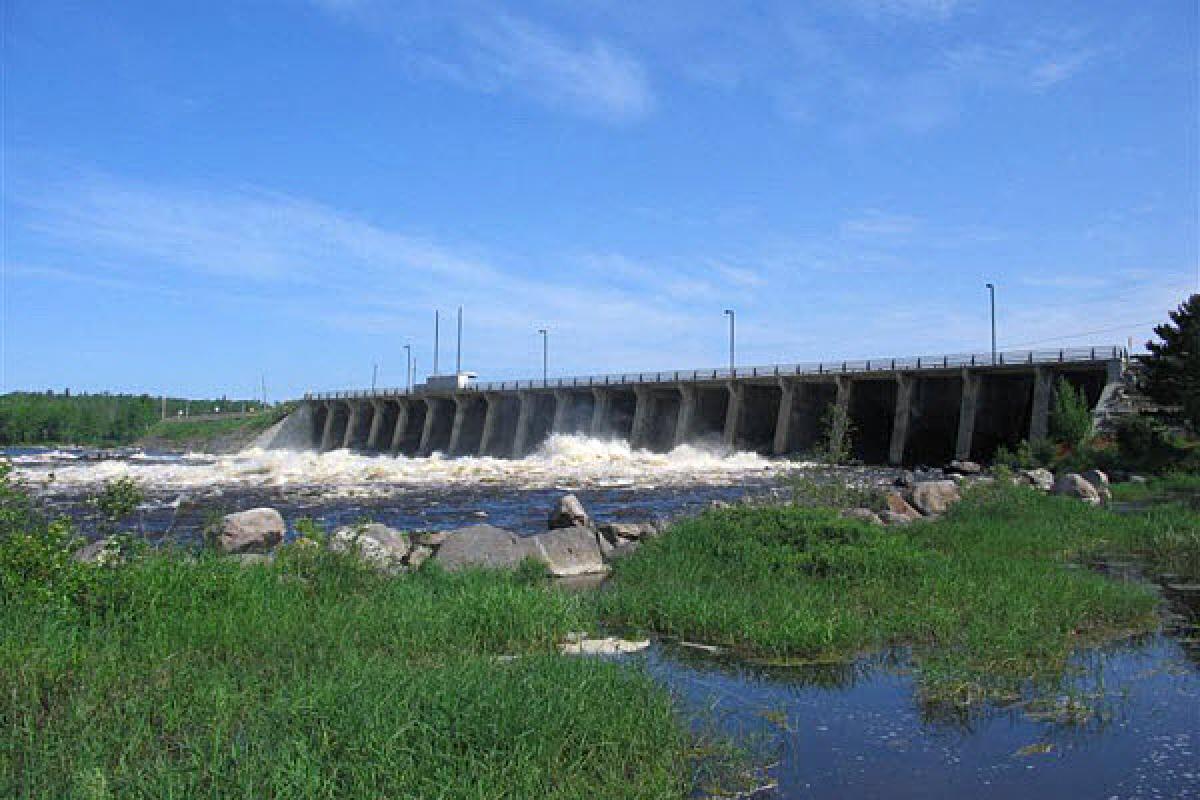 Barrage des Quinze vu de l’aval en période estivale.