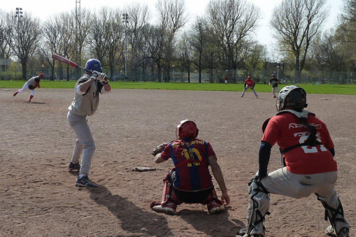 Ahuntsic-Cartierville : un terrain de balle rénové au parc Louisbourg