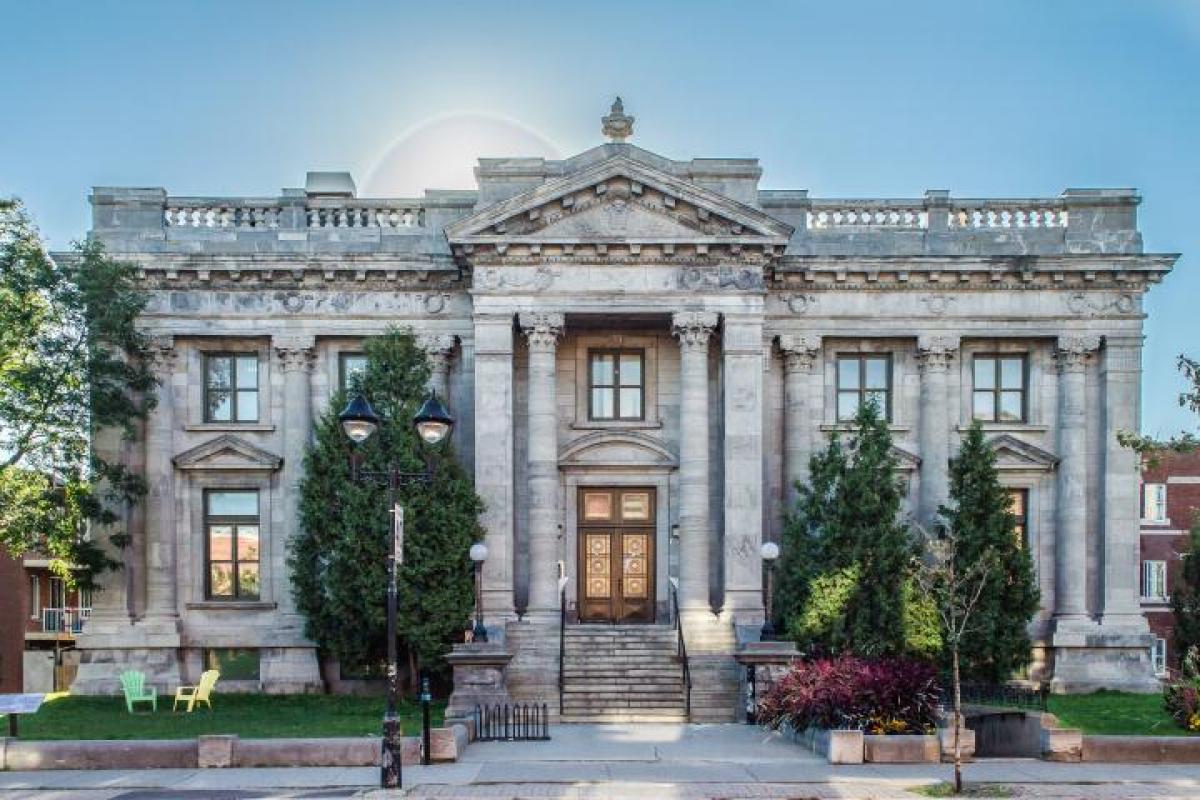 La bibliothèque Maisonneuve, bâtiment d'intérêt historique située à l'intersecti