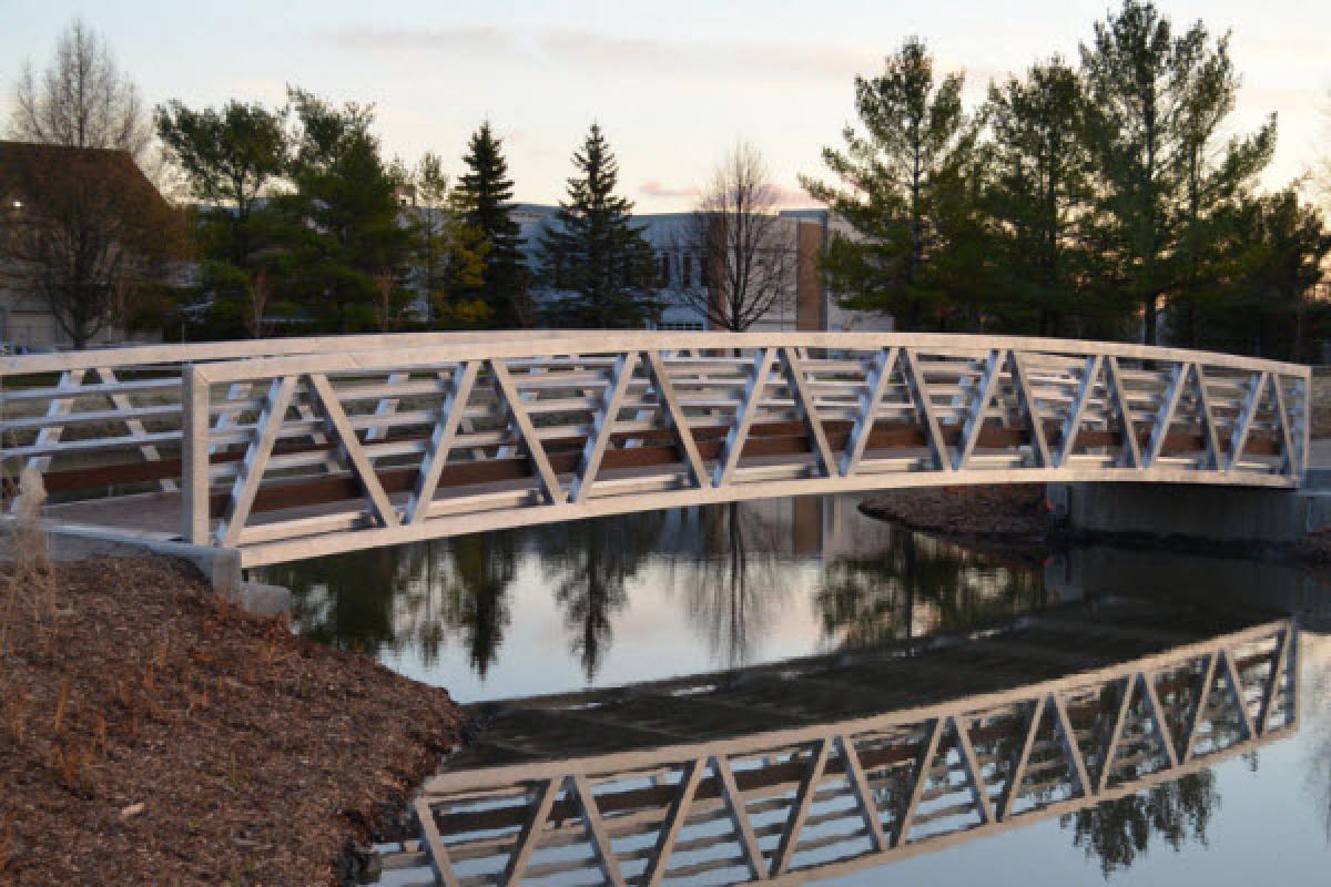 Ponts routiers et piétonniers – L’aluminium, une option à considérer