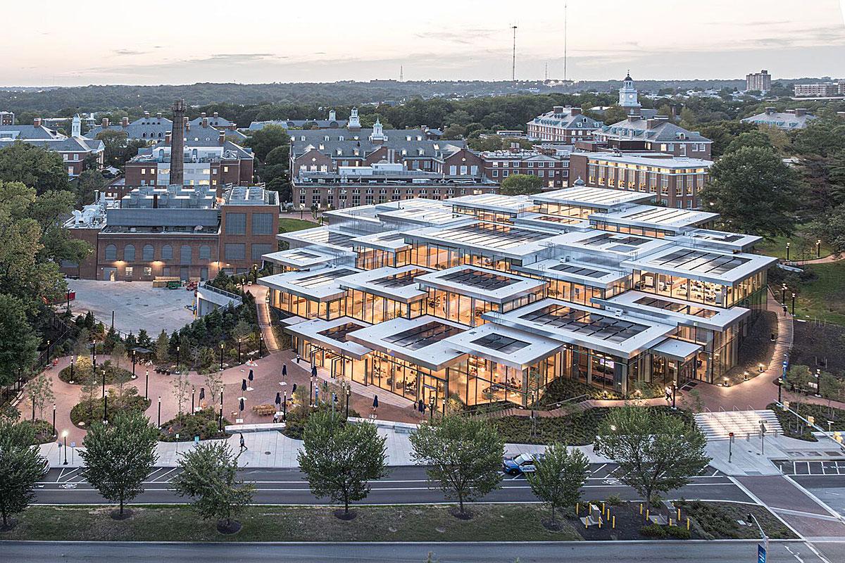 Sous les toits solaires du Centre Bloomberg, la vie étudiante rayonne. Crédits : Laurian Ghinitoiu et Nic Lehoux