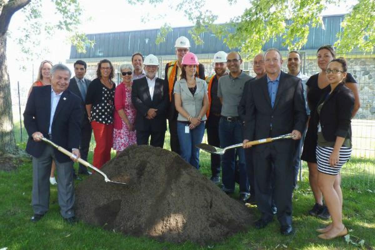 Première pelletée de terre pour le Centre sportif Pierre-Laporte