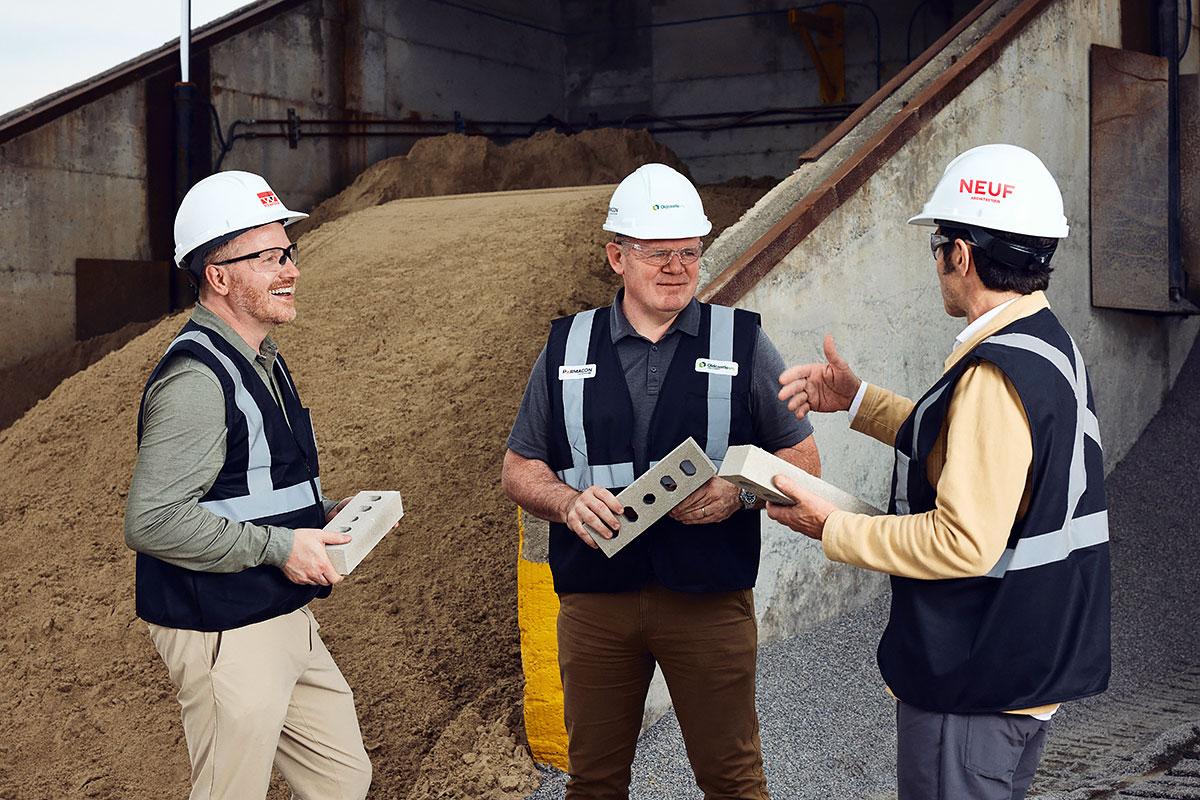 De gauche à droite : William Webster, président de Webster & Fils; Lucas Vallon, président de Permacon; et Hugo Gagnon, architecte associé et responsable des Stratégies durables chez NEUF. Photo : Virginie Gosselin