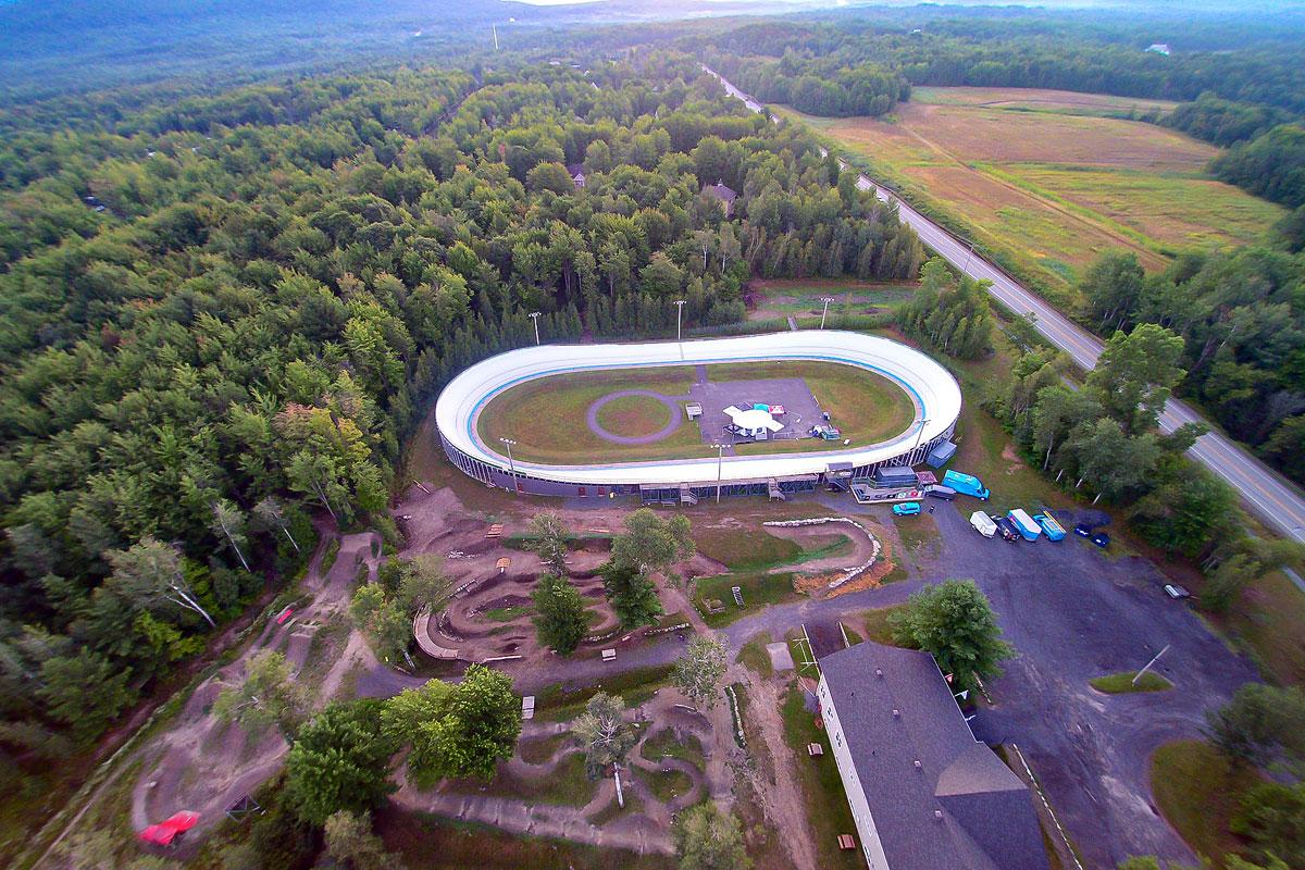 Bromont : futur vélodrome intérieur combiné à un centre multisport. Centre national de cyclisme de Bromont (CNCB)