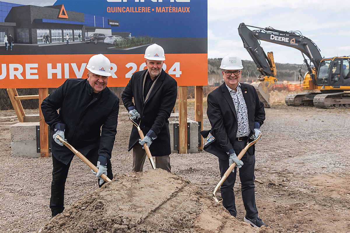 Première pelletée de terre pour le futur magasin Canac de Rivière-du-Loup. Crédit : Jean-François Lajoie, photographe