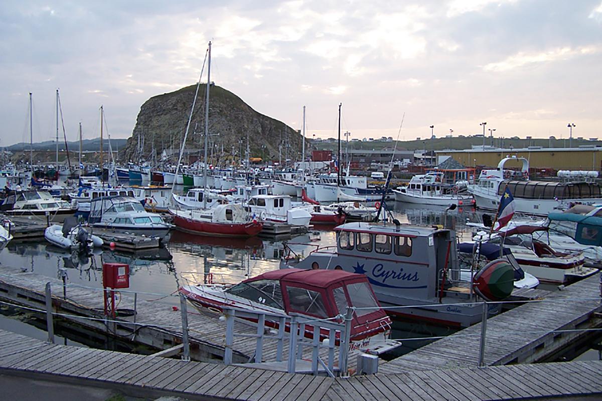 Le projet de reconstruction du quai des pêcheurs du Port de Cap-aux-Meules franchit une nouvelle étape. Crédit : Isabelle Cliche, Creative Commons, CC BY-SA 3.0 DEED