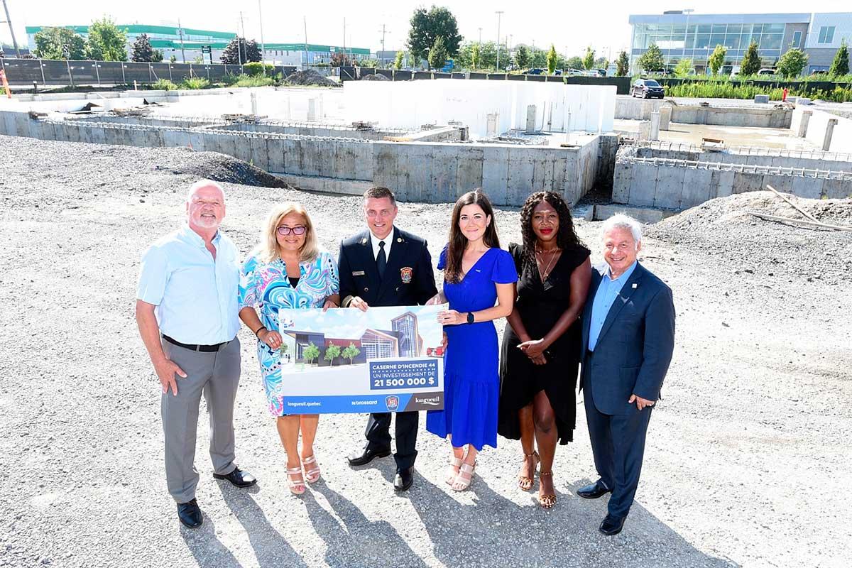 Plusieurs élus de l’agglomération et le directeur du Service de sécurité incendie de Longueuil ont procédé au lancement officiel des travaux de construction de la nouvelle caserne 44 à Brossard. Crédit : Ville de Longueuil