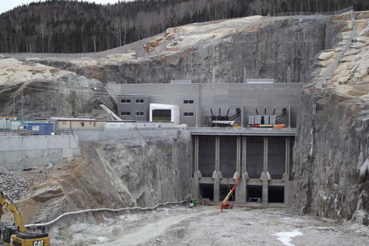 Centrale-vue générale aval via canal de fuite. Crédit : Hydro-Québec