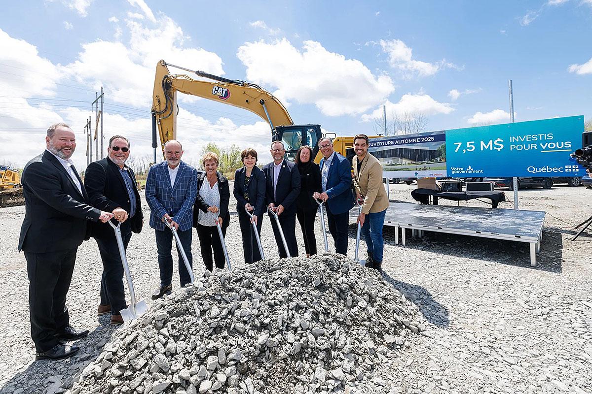 Première pelletée de terre pour la construction du Complexe sportif Delson | Sainte-Catherine. Crédit : Régie d’exploitation du complexe sportif de Delson et Sainte-Catherine