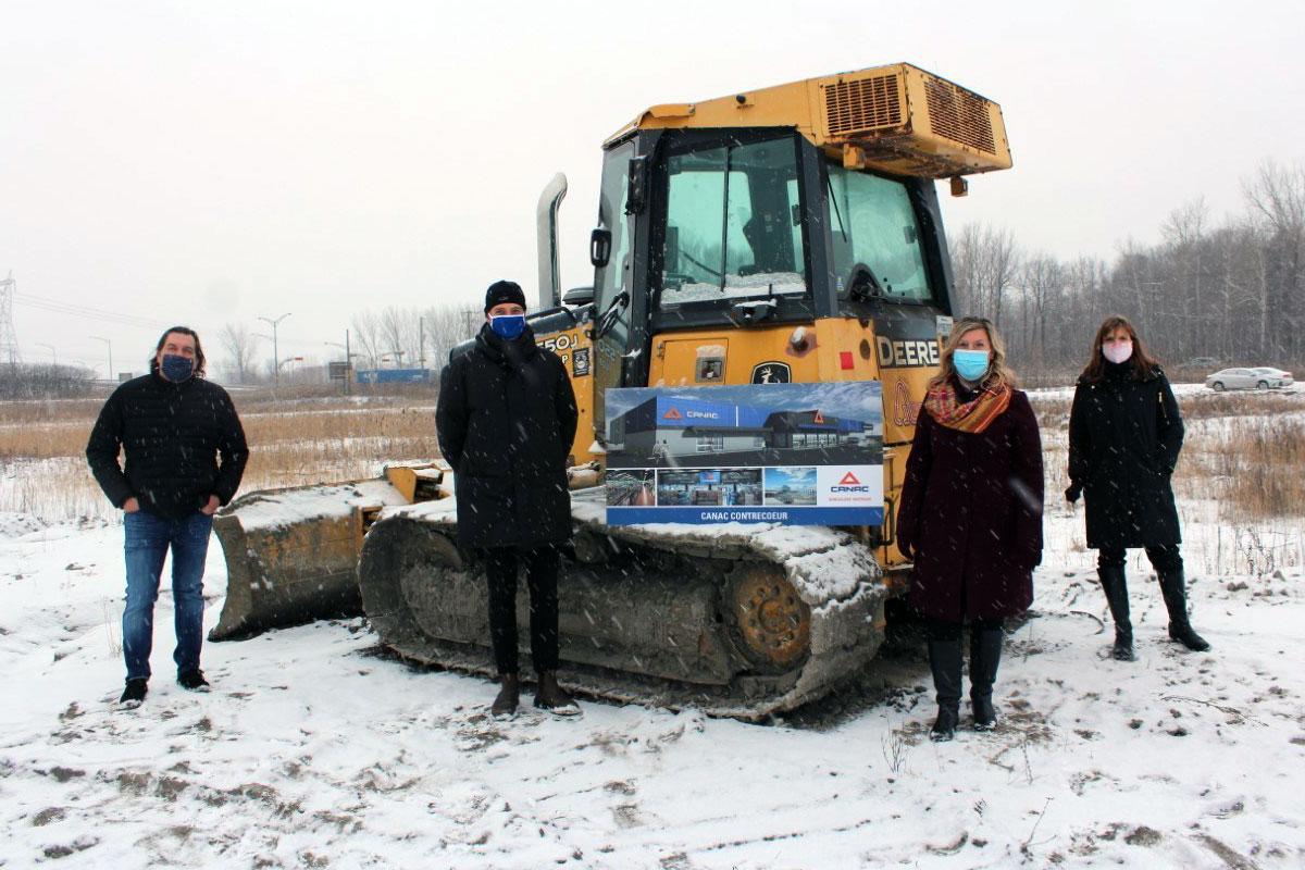 Yves Samuel (Grilli Samuel Consortium Immobilier), Charles Laberge (Canac), Maud Allaire (Ville de Contrecoeur) et Josée Lagacé (Fonds immobilier de solidarité FTQ) sur le site de la future succursale de Canac dans le pôle commercial Cité 3000 à Contrecoeur. Crédit : Canac