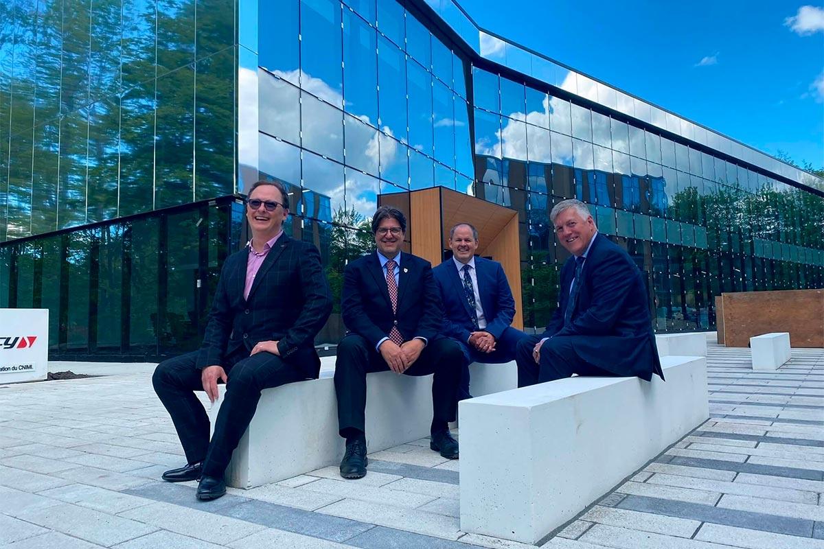 Pierre Leblanc, directeur général du Cégep de Drummondville, Christian Blanchette, recteur de l'UQTR, Gerry Gagnon, directeur du CNIMI, et Daniel Milot, directeur général de la Fondation de l'UQTR, ont participé à l'inauguration du Centre national intégré du manufacturier intelligent en compagnie de nombreux donateurs et invités. Crédit : UQTR