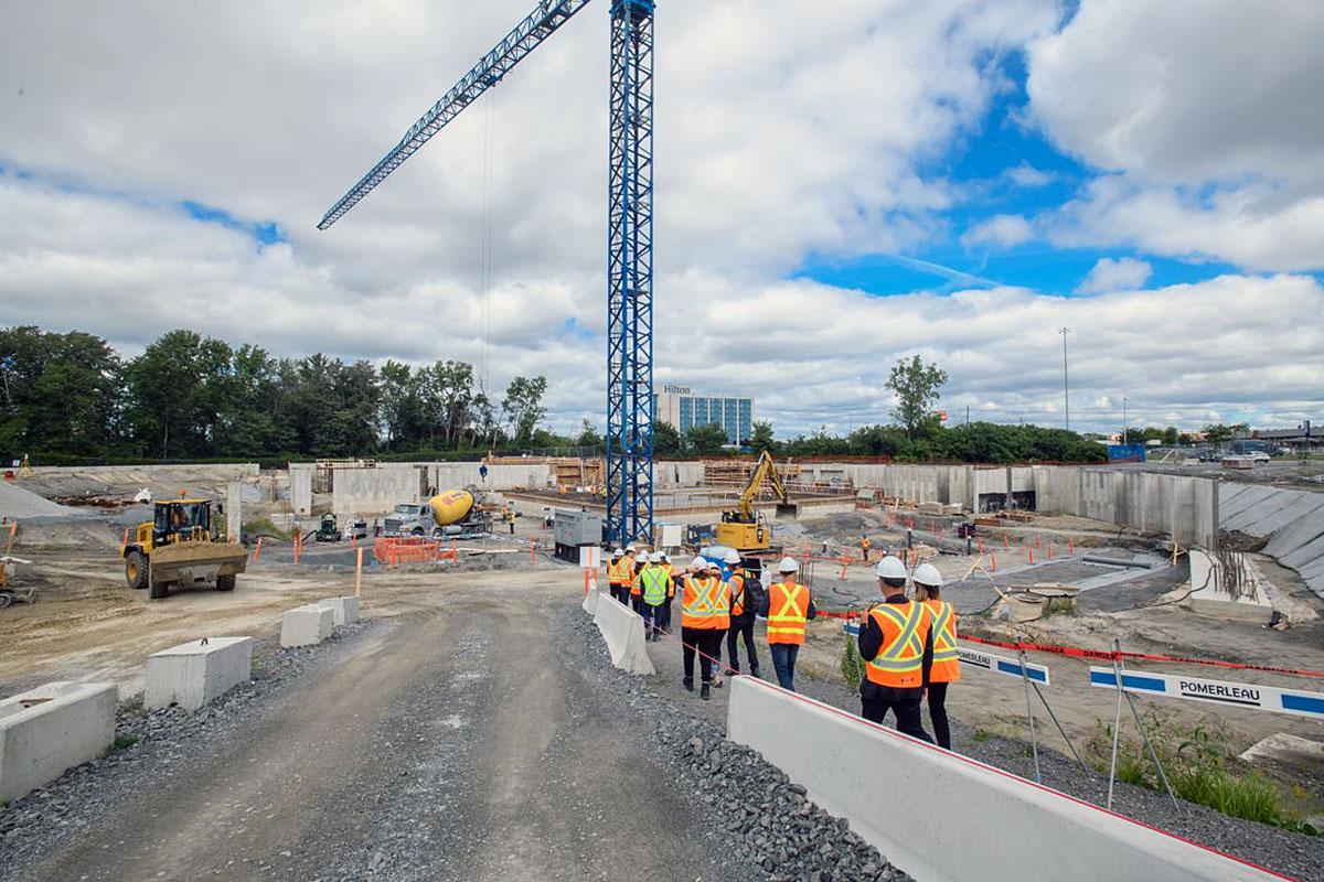 Les travaux du nouveau complexe aquatique de Laval vont bon train. Crédit : Vincent Girard