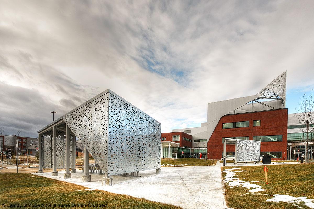 De type hybride, le complexe hospitalier de Baie-Saint-Paul possède une charpente conjuguant le béton et l’acier. Crédit : Lemay Groupe A (Guillaume Drouin Chartier)