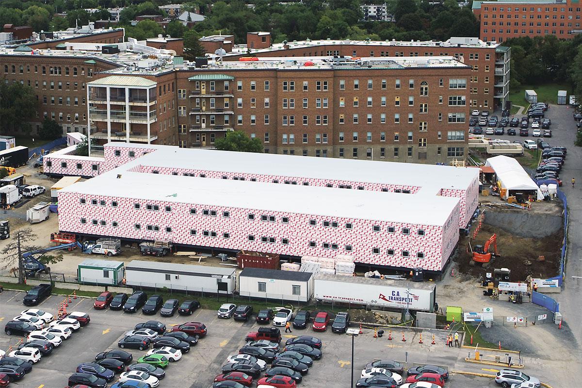 Le chantier de l’hôpital du Sacré-Cœur de Montréal vise l’ajout de deux blocs modulaires annexés au premier et au second étage de l’aile F. Photo : Pomerleau