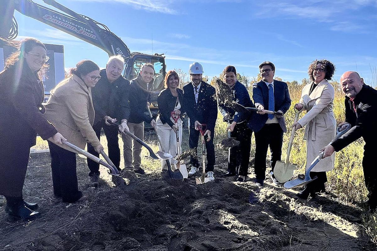 Baie-Comeau : pelletée de terre pour le premier CPE préfabriqué de la Côte-Nord. Crédit : Cabinet de la ministre de la Famille