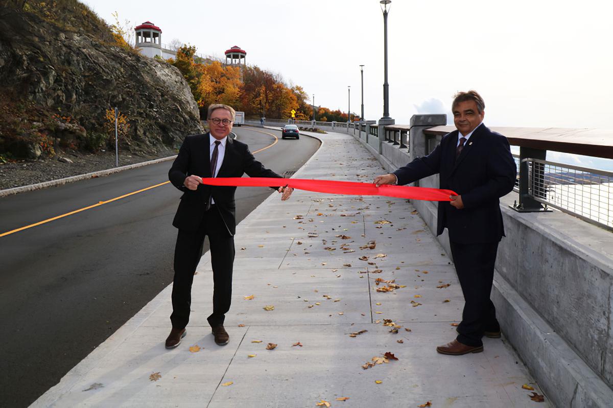 Gilles Lehouillier, maire de Lévis, en compagnie de Steve Dorval, conseiller municipal, ont souligné hier la fin des travaux de réfection de la côte Louis-Fréchette et de la rue Saint-Laurent. Crédit : Ville de Lévis