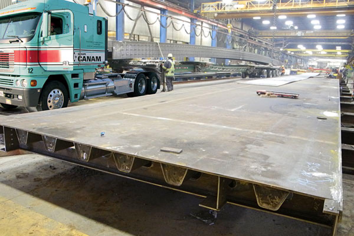 Panneau de tablier orthotrope en acier fabriqué en usine - Photo : Structal-pont