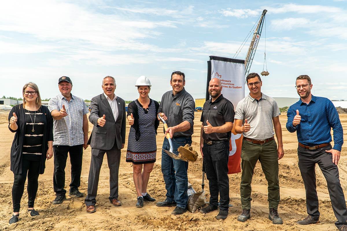 Isabelle Lapointe, directrice générale Producteurs et productrices acéricoles du Québec et Luc Goulet, président Producteurs et productrices acéricoles du Québec (centre), entourés de Stéphanie Allard, Martin Nadeau, Éric Lefebvre, Jean-Félipe Nadeau, Isaac Turcotte et Raphaël Teyssier. Crédit : Producteurs et productrices acéricoles du Québec