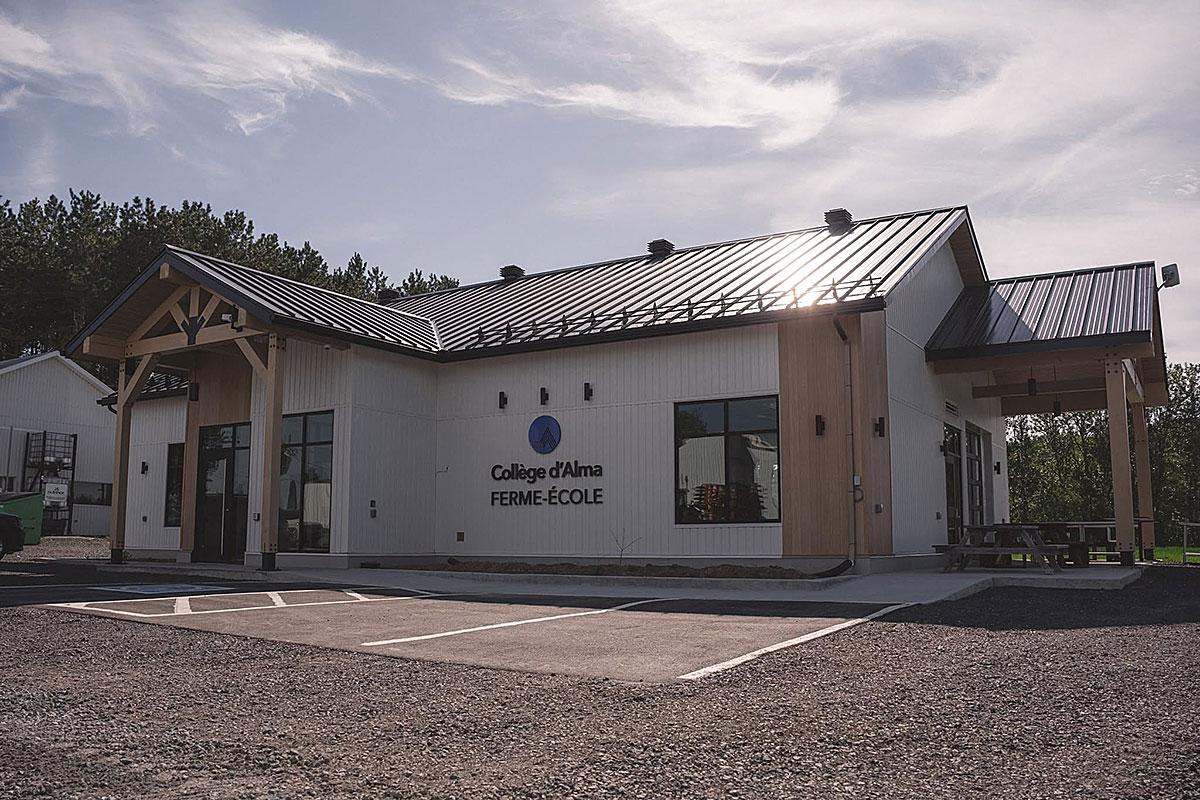 Le Collège d’Alma inaugure une nouvelle ferme-école. Crédit : Collège d’Alma