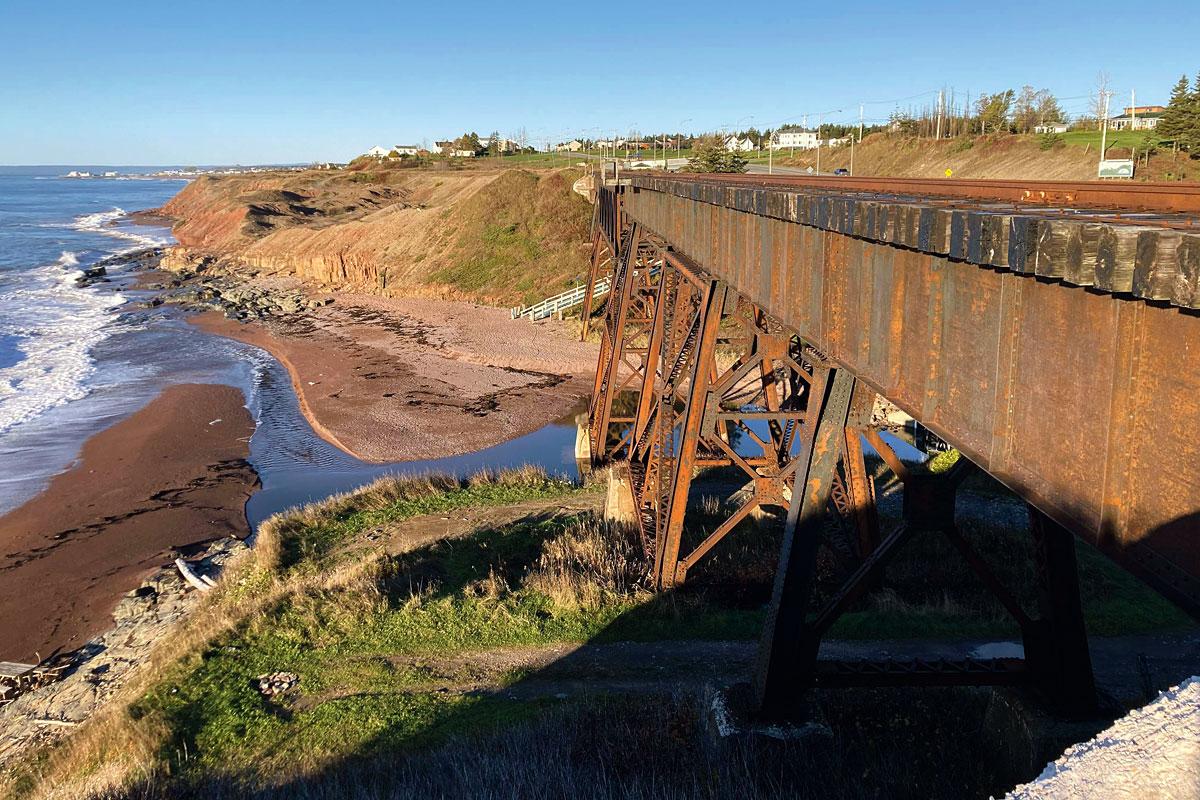 Les travaux de conception et d’ingénierie préparatoires au remplacement ou à la réhabilitation de 21 infrastructures sur le tronçon entre Port-Daniel–Gascons et Gaspé se poursuivent. Photo : Pont surplombant la rivière de la Brèche-à-Manon, à Grande-Rivière (PM 55.70). Crédit : MTQ