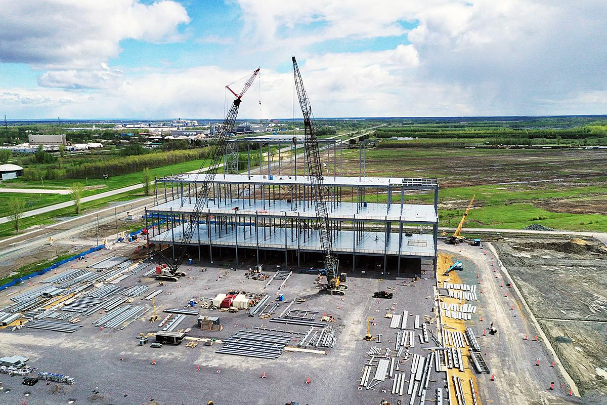 Construction d'une usine de 600 M$ pour la production de matériaux de batterie à Bécancour. Crédit : General Motors Canada