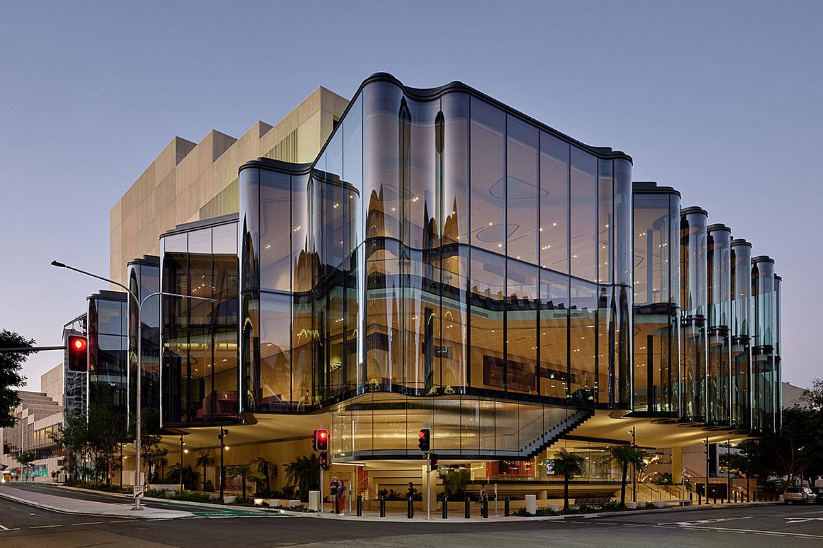 Un théâtre australien habillé d’une façade vitrée ondulante. Crédit : Christopher Frederick Jones