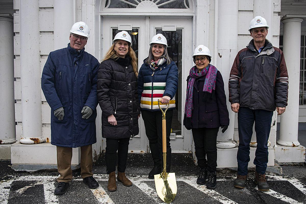 Première pelletée de terre pour l'hôtel de ville de Baie-D'Urfé. Crédit : Ville de Baie-d’Urfé