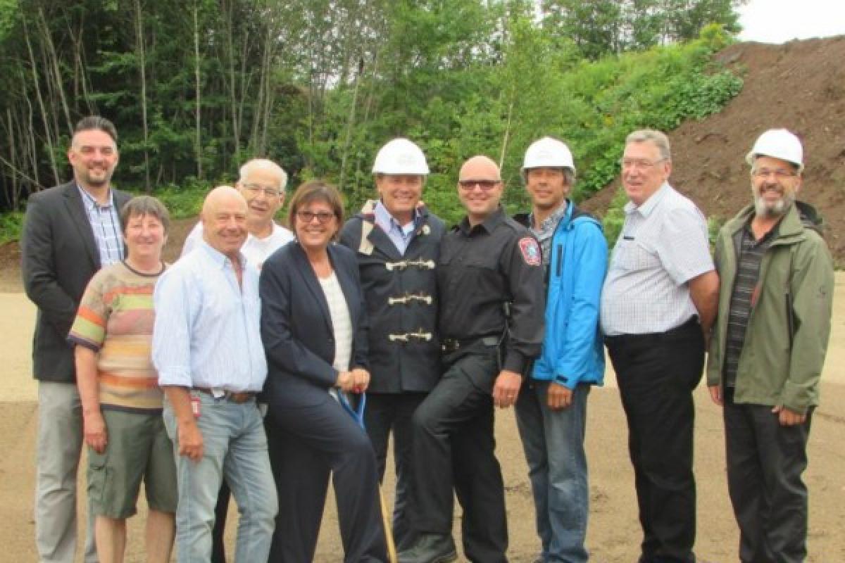 La première pelletée de terre officielle de la nouvelle caserne de pompiers a eu