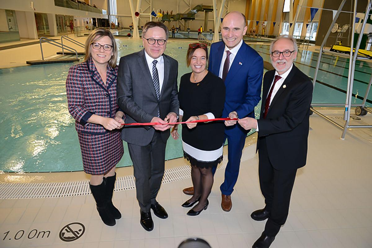 De gauche à droite : Stéphanie Lachance, adjointe parlementaire du ministre de la Famille et députée de Bellechasse; Gilles Lehouillier, maire de Lévis; Isabelle Demers, conseillère municipale du district Villieu et présidente de la Commission consultative de l’activité physique, du sport et du plein air; Jean-Yves Duclos, président du Conseil du trésor; et Marc Picard, premier vice-président de l’Assemblée nationale et député des Chutes-de-la-Chaudière - Crédit photo : Ville de Lévis