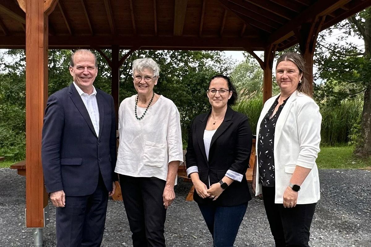 De gauche à droite : André Bachand, député de Richmond, Martine Satre, mairesse de Danville, Marie-Pier Dupuis, directrice générale de Danville, et Syndia Caron, directrice des travaux publics à Danville.  Crédit : Cabinet de la ministre des Affaires municipales