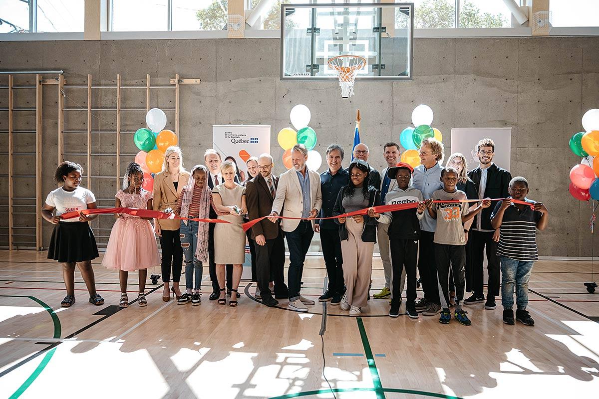 Le Centre de services scolaire de la Capitale a officialisé l’ouverture de l’école Stadacona en compagnie des fondateurs du Lab-École, d’élus et d’élèves. Crédit : Ludovic Gauthier