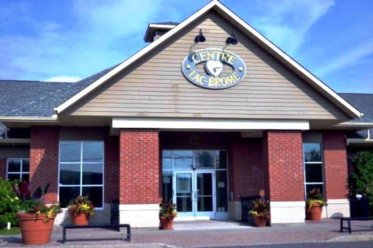 Le nouvel édifice viendrait compléter l’actuel Centre Lac-Brome situé sur la rue