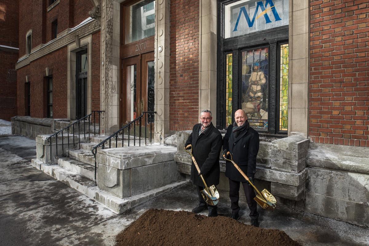 Normand Bélanger, président-directeur général du Fonds immobilier de solidarité FTQ, et Marco Fontaine, vice-président Développement, ventes et marketing de Devimco Immobilier, procèdent à la première pelletée de terre symbolique du projet résidentiel MAA - Image fournie par le Fonds immobilier de solidarité FTQ