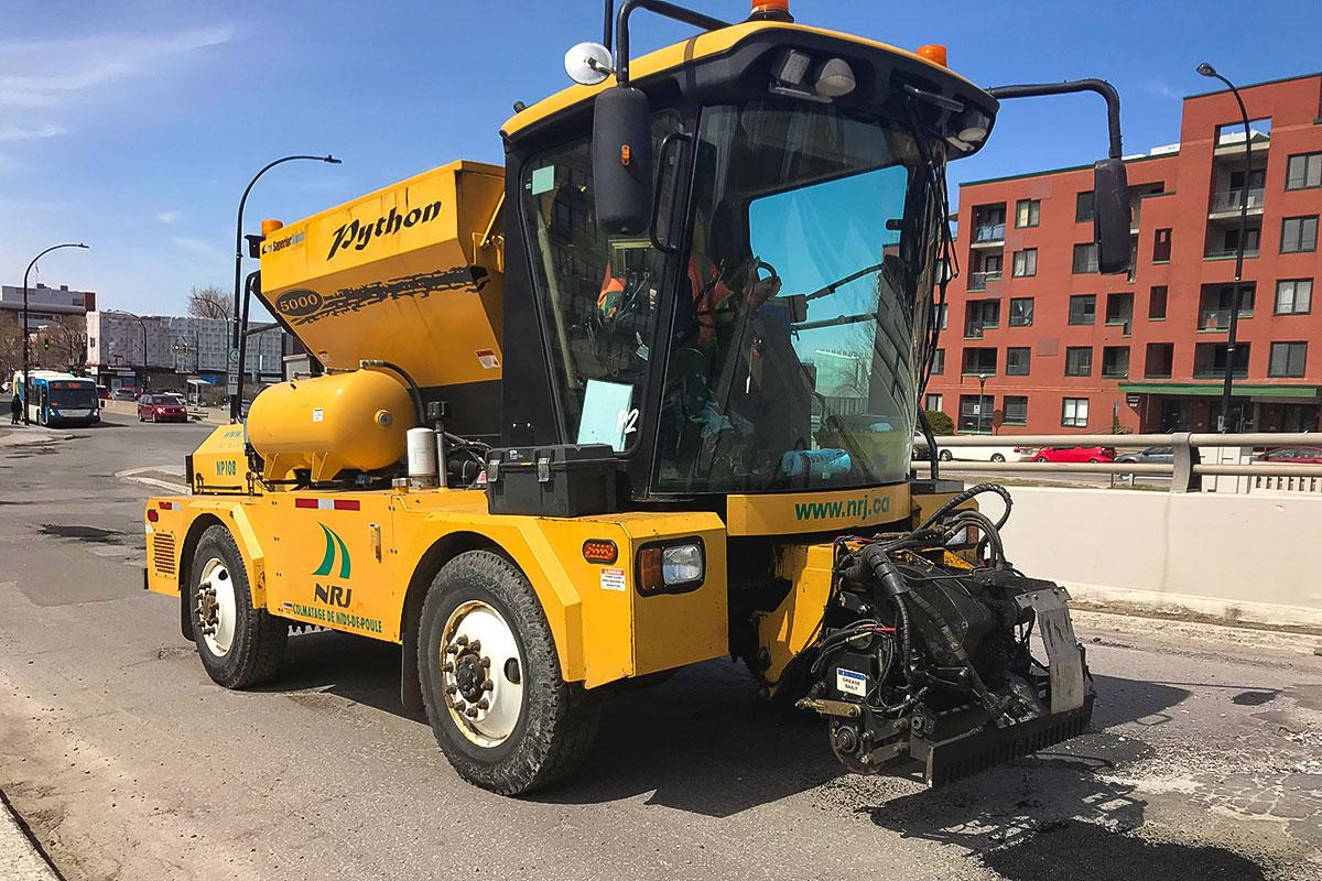 Au total, 16 machines spécialisées sillonneront le réseau routier artériel des 19 arrondissements de Montréal - Crédit photo : Laurent Canigiani