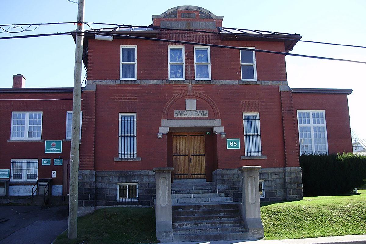 Le manège militaire à Rimouski sera converti en logements pour étudiants. Crédit : Alcide55 de G.Bouchard de Rimouski au Québec, Creative Commons (CC BY-SA 4.0)