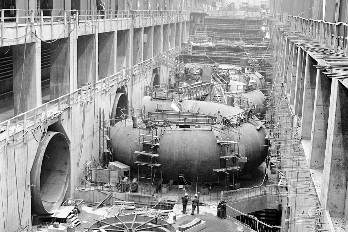 L’ACRGTQ a été témoin de chantiers historiques au cours des 75 dernières années. Mise en eau, Baie-James, 1983. Photo : Archives ACRGTQ