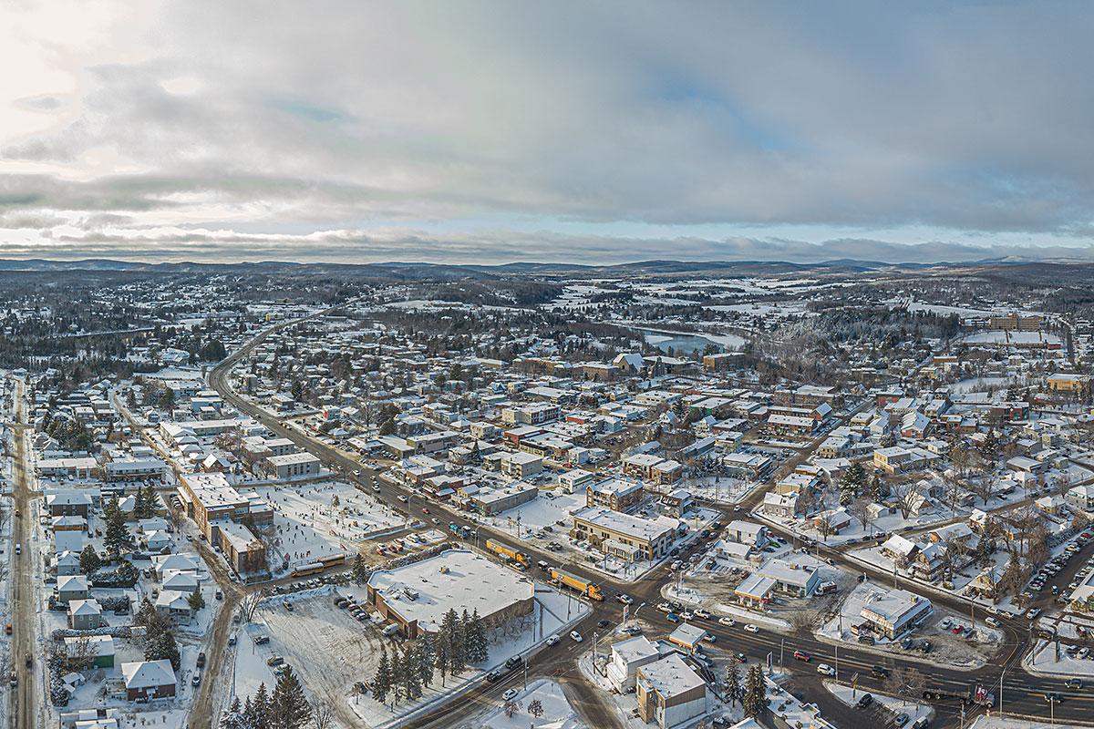 Le centre-ville de Mont-Laurier - Crédit : Orbital Drone