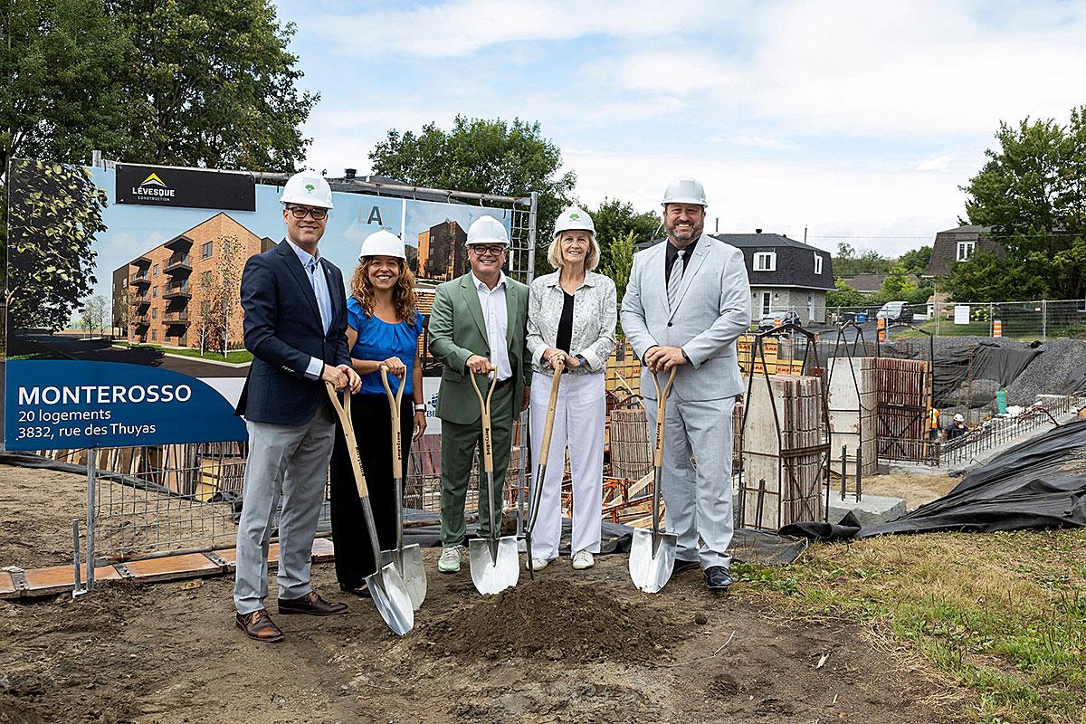 Première pelletée de terre pour le projet immobilier Monterosso. Crédit : SHQ