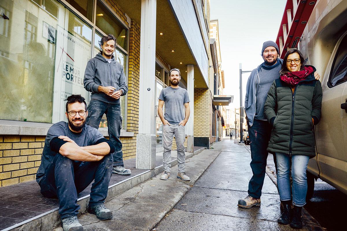 De gauche à droite : Jérôme Bourgeault, Éric Boilly, Anthony Allard-Ouellette, Guillaume Dehaes et Geneviève Demers