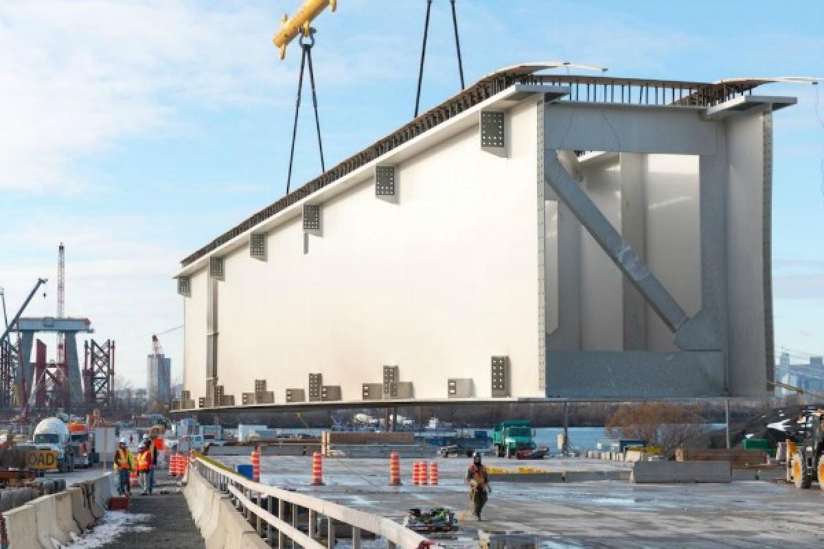 Les deux premières poutres-caissons en acier ont été livrées sur le chantier du 