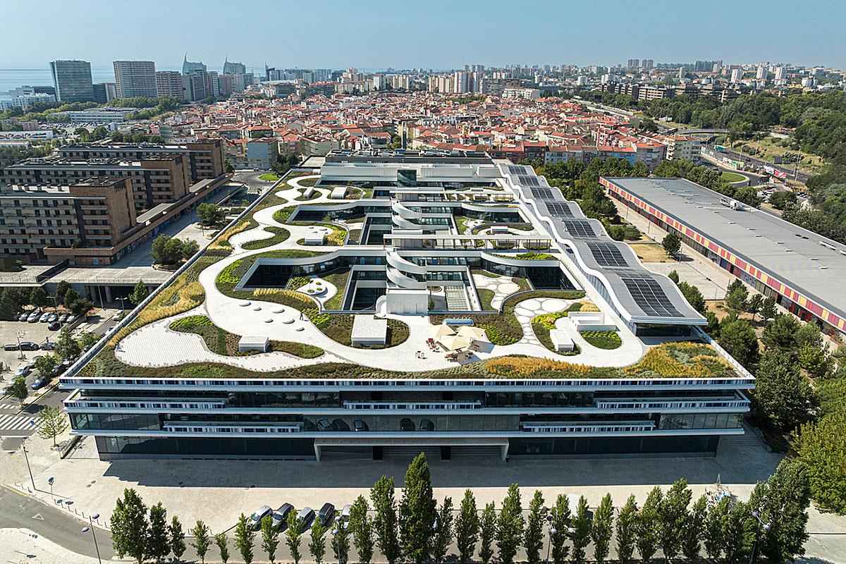 Transformer l’existant pour bâtir durable : le pari réussi du campus Oriente. Crédit : Ivo Tavares Studio