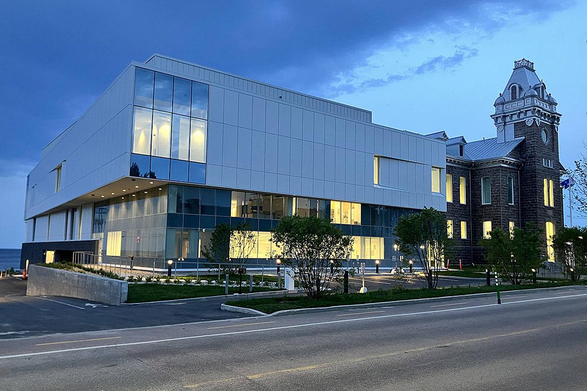 Le palais de justice de Roberval renaît de ses cendres. Crédit : SQI