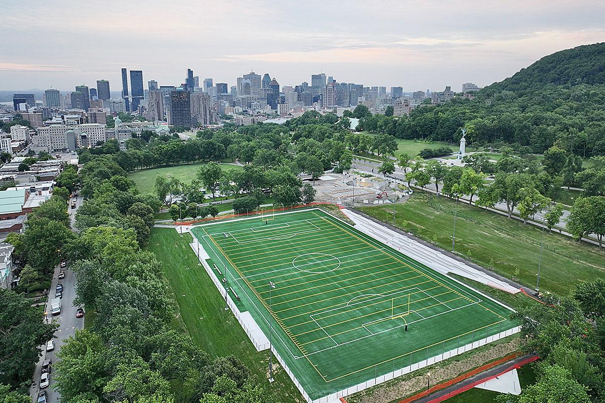 Montréal inaugure un terrain multisports modernisé au parc Jeanne-Mance. Crédit : Michel Brassard