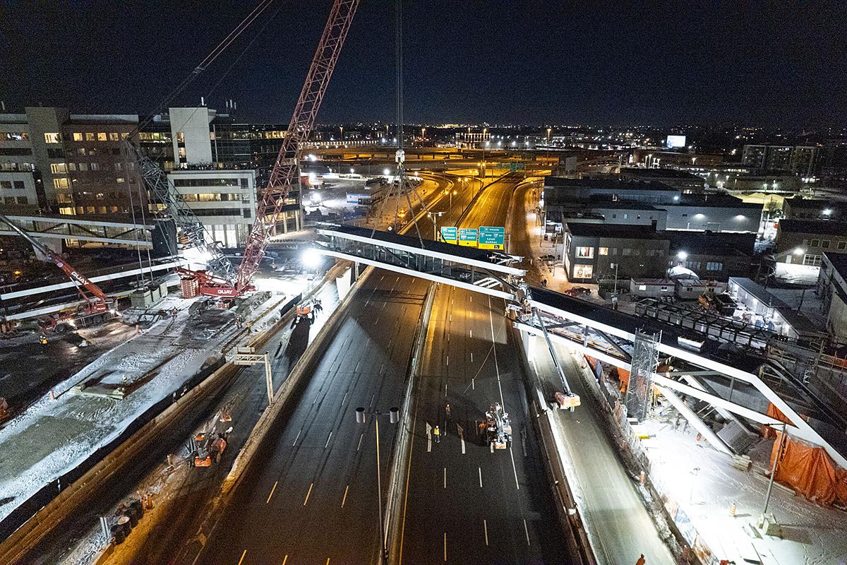 L’installation de la passerelle reliant le Royalmount au métro De la Savane complétée. Crédit : Carbonleo