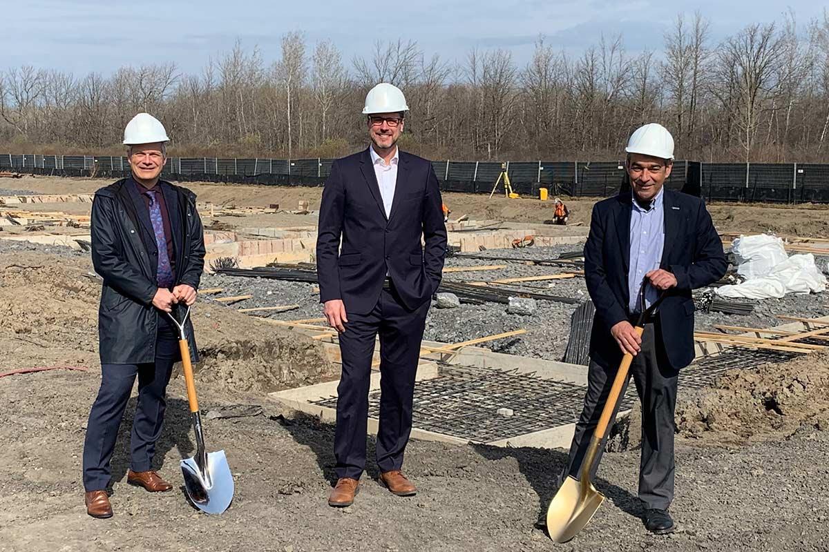 Jean-François Roberge, député de Chambly et ministre de l’Éducation, accompagné de Patrick Marquès, maire de Carignan et Luc Lapointe, directeur général du CSSP, ont inauguré le début des travaux. Crédit : CSSP