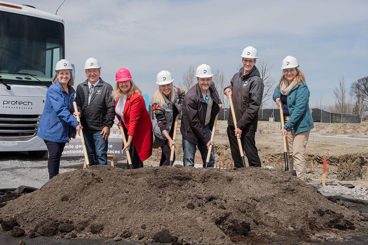 De gauche à droite : Brigitte Collin, conseillère municipale, Gaétan Marcil, conseiller municipal, Suzanne Roy, Ministre de la famille, Peggy St-Pierre, propriétaire de la garderie, Guillaume Fortier, maire suppléant de la Ville de Varennes, Rémi Létourneau, coprésident de Protech Construction et Carine Durocher, conseillère municipale. Crédit : Protech Construction