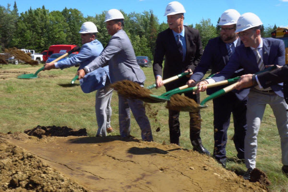 Lancement de la construction de 15 serres de cannabis à Weedon